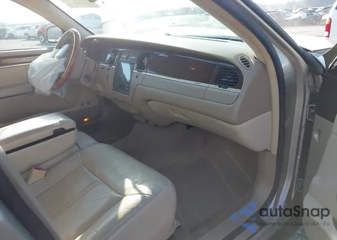 2010 Lincoln Town Car Signature Limited из США, поврежденный, VIN 2LNBL8CV4AX618748